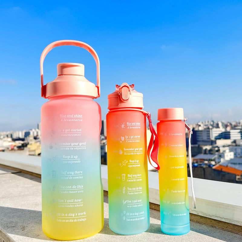 Kit 3 Garrafas de Água: 2L | 900ml | 300ml Com Adesivos Motivacionais Cores Aleatórias - AmigaVemK