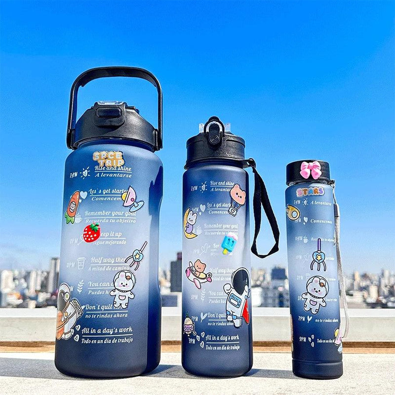 Kit 3 Garrafas de Água: 2L | 900ml | 300ml Com Adesivos Motivacionais Cores Aleatórias - AmigaVemK